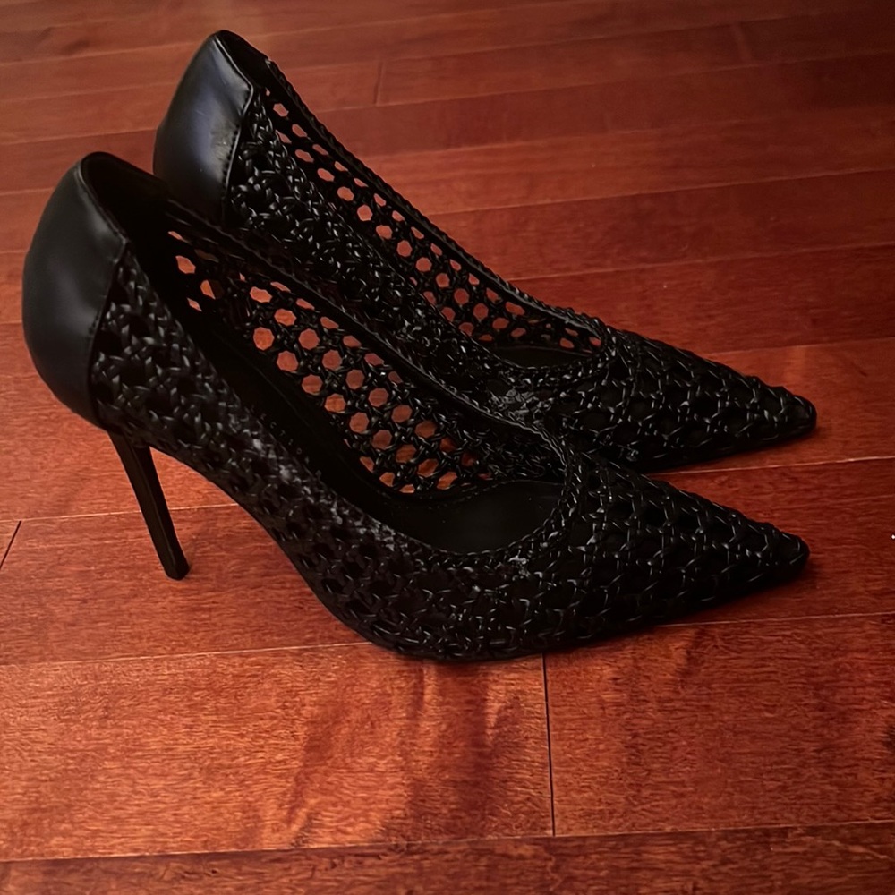 Brand new gorgeous Zara heels. For the office, night out with friends or dates!